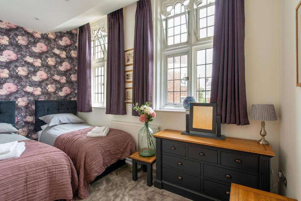 The Most Central Apartment In Canterbury Stunning Interiors, Fully Equipped, City Views And Free Wifi! Buitenkant foto