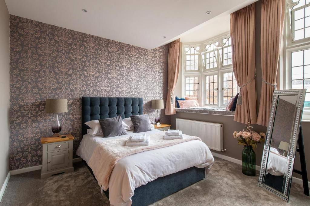 The Most Central Apartment In Canterbury Stunning Interiors, Fully Equipped, City Views And Free Wifi! Buitenkant foto