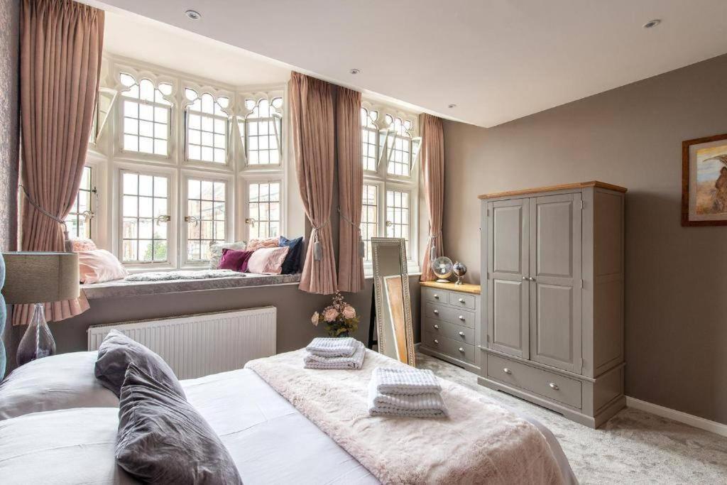 The Most Central Apartment In Canterbury Stunning Interiors, Fully Equipped, City Views And Free Wifi! Buitenkant foto
