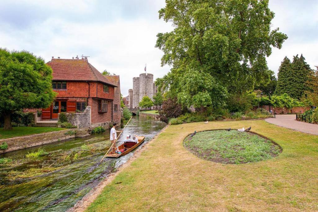 The Most Central Apartment In Canterbury Stunning Interiors, Fully Equipped, City Views And Free Wifi! Buitenkant foto