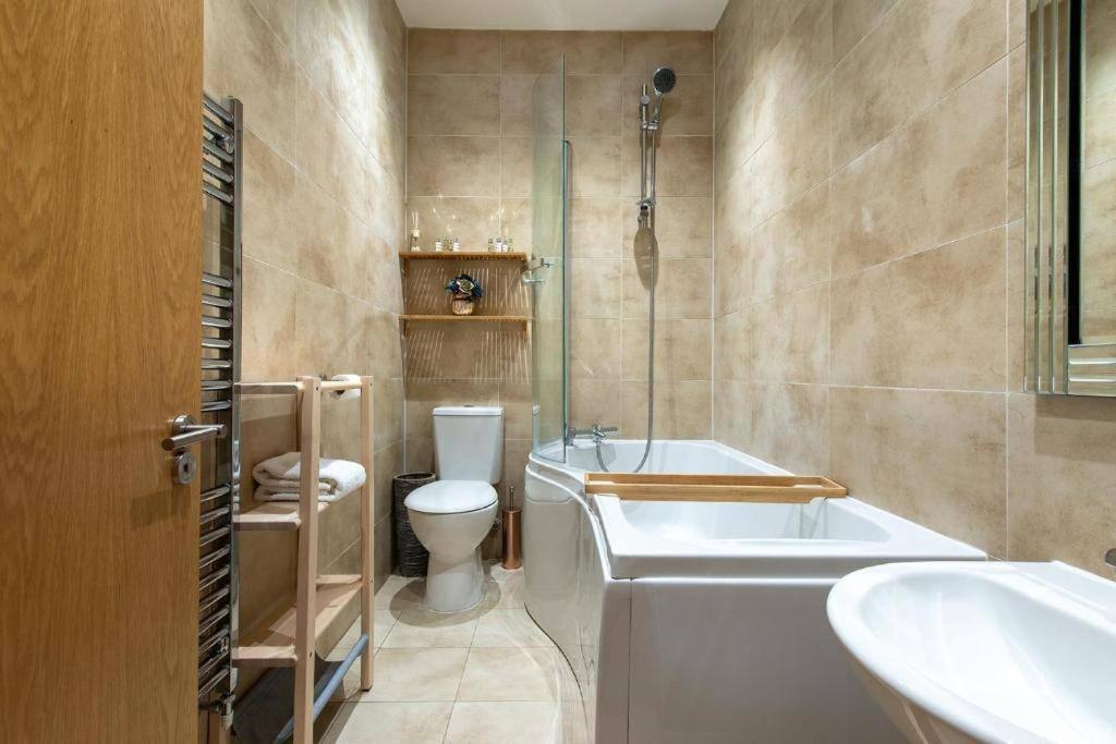 The Most Central Apartment In Canterbury Stunning Interiors, Fully Equipped, City Views And Free Wifi! Buitenkant foto
