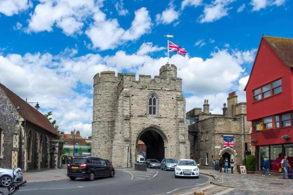 The Most Central Apartment In Canterbury Stunning Interiors, Fully Equipped, City Views And Free Wifi! Buitenkant foto